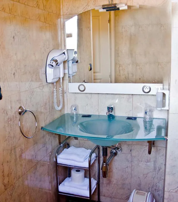 Hotel Des Consuls Castelnau-de-Montmiral 3*,