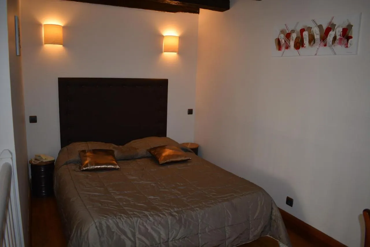 Hotel des Consuls Castelnau-de-Montmiral 3*,